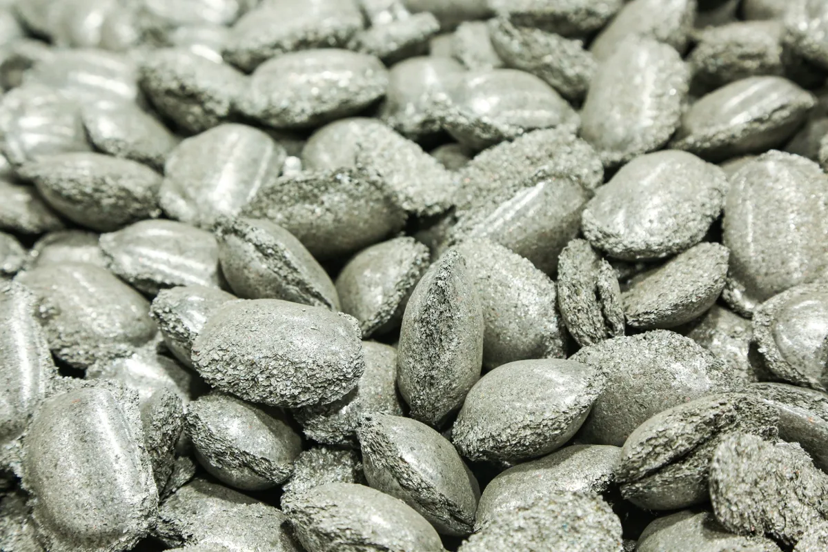Aluminum fine briquettes pressed from processed aluminum